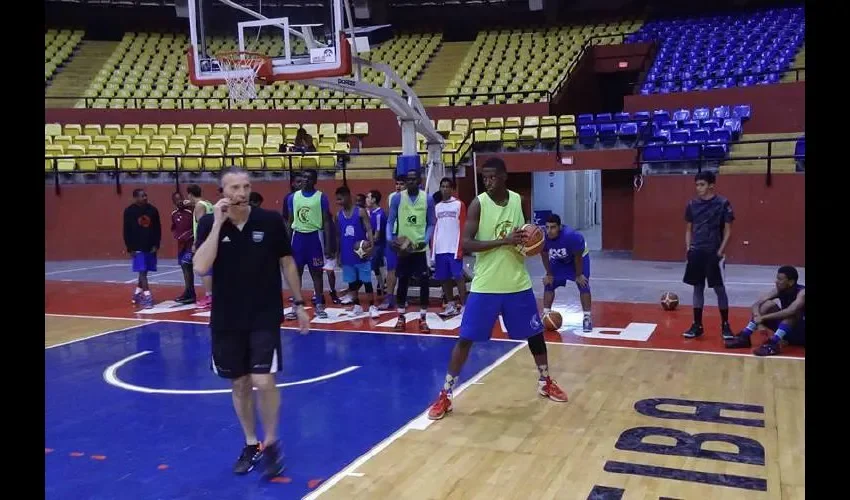 Joaquín Ruiz Llorente (izq.) viene de dirigir al Basket Zaragoza 2002 en España. Cortesía Fepaba