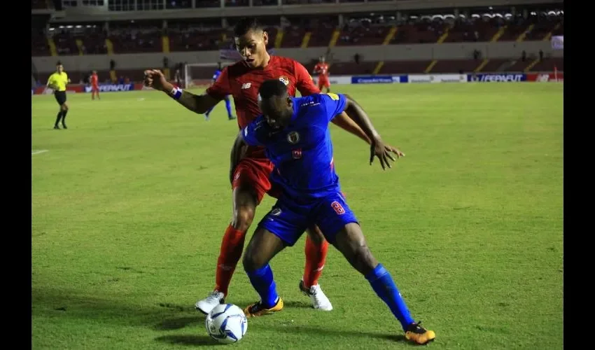 Valentín Pimentel (rojo) alineó para Panamá en el partido del martes ante Haití, en el estadio Rommel Fernández.  Anayansi Gamez