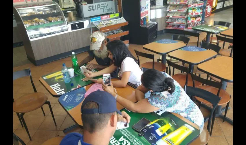 Poco a poco. Víctor y Melissa se fueron acercando y compartiendo de sus vidas.  Fotos: Didier Hernán Gil