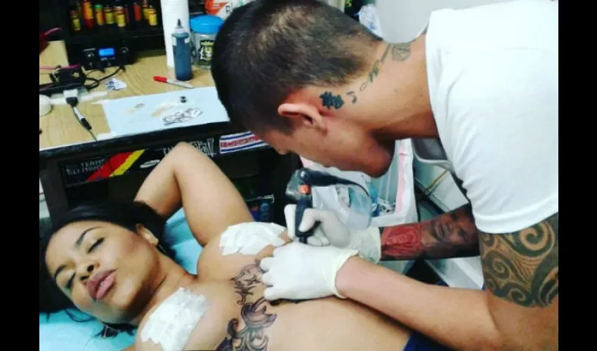Se hace otro tatuaje. 