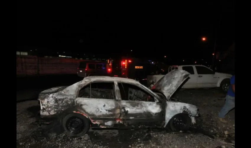 Auto se incendia en Transístmica 