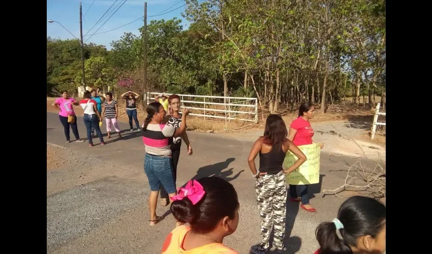 Protesta en escuela Ana Polo Tapia de la comunidad de Pozo Azul de Aguadulce