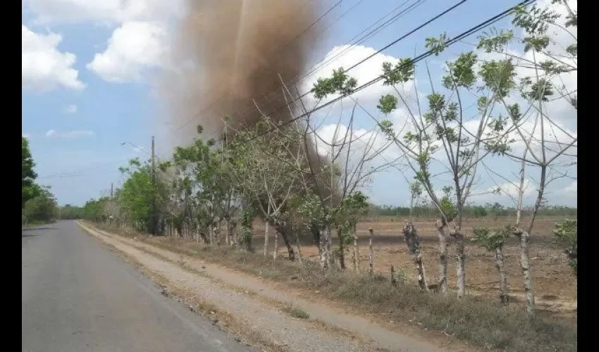 Remolinos de tierra y arena en Alanje, Chiriquí 