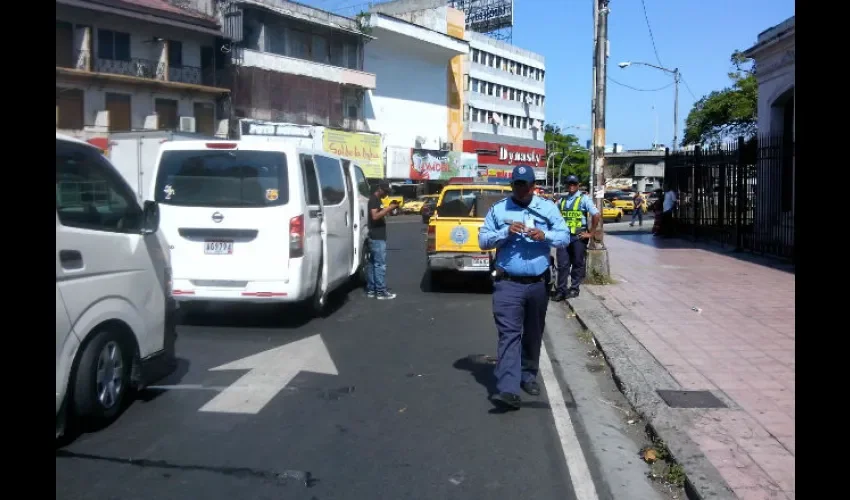 Operativo contra buses piratas en la Plaza 5 de Mayo  