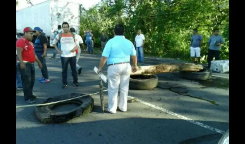 Protesta en la vía sobre el puente del  río Chiriquí Viejo.