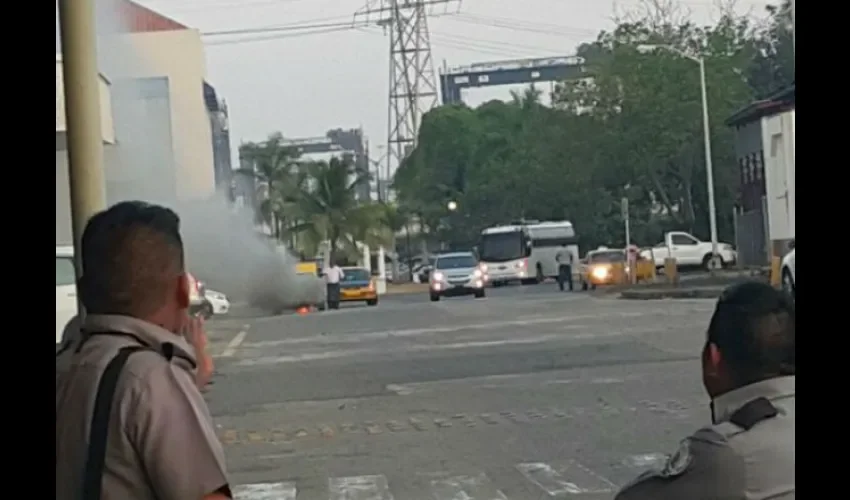 Vehículo se quema en Balboa 