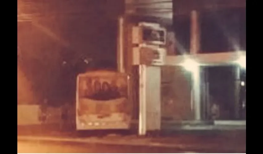 Auto se choca contra un Banco en Juan Díaz 