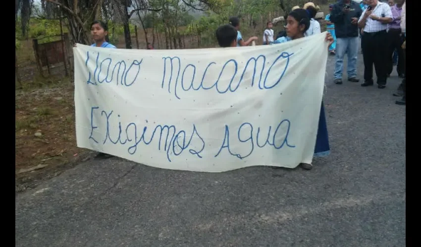 Protesta en  Viguí hacia Llano Ñopo en la Comarca Ngäbe-Buglé