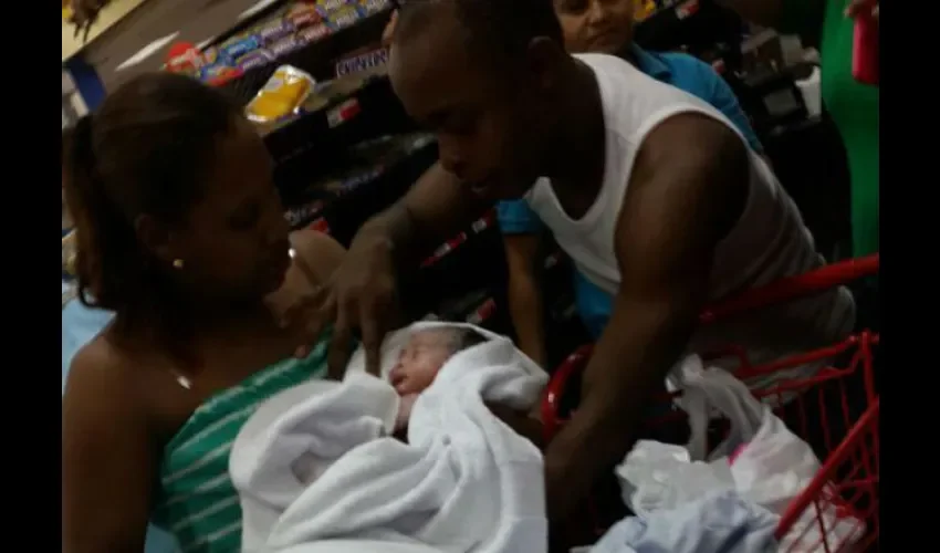 Mujer pare en  súper 99 de Colón 2000