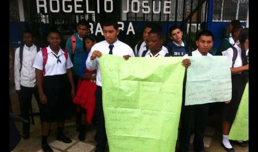 Protesta en Colegio Josué Ibarra de la Isla Colón