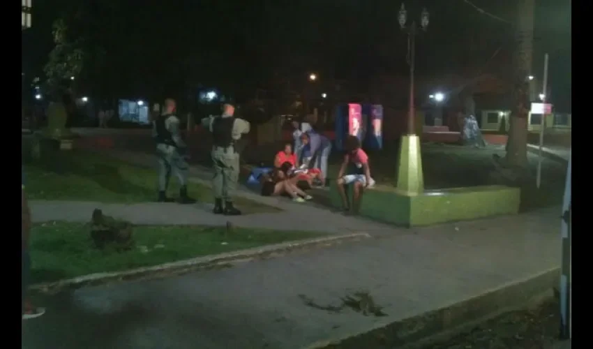 Mujer pare en parque Simón Bolívar de la Isla Colón