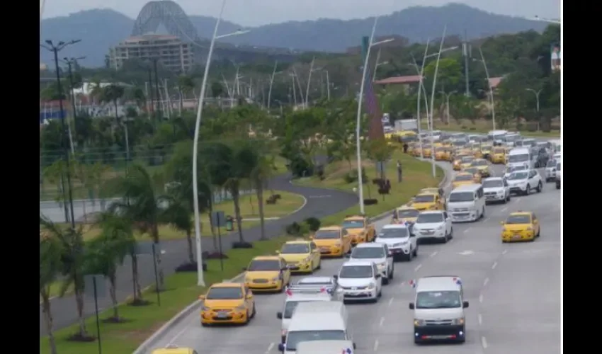 Taxistas en Panamá protestan contra Uber