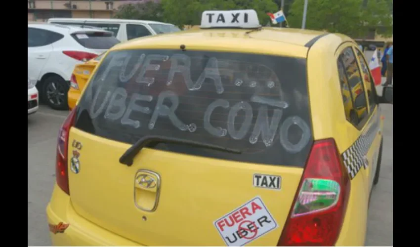 Taxistas en Panamá protestan contra Uber