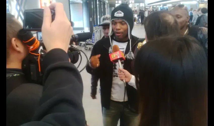 Corrales habla a los medios a su arribo a Japón.