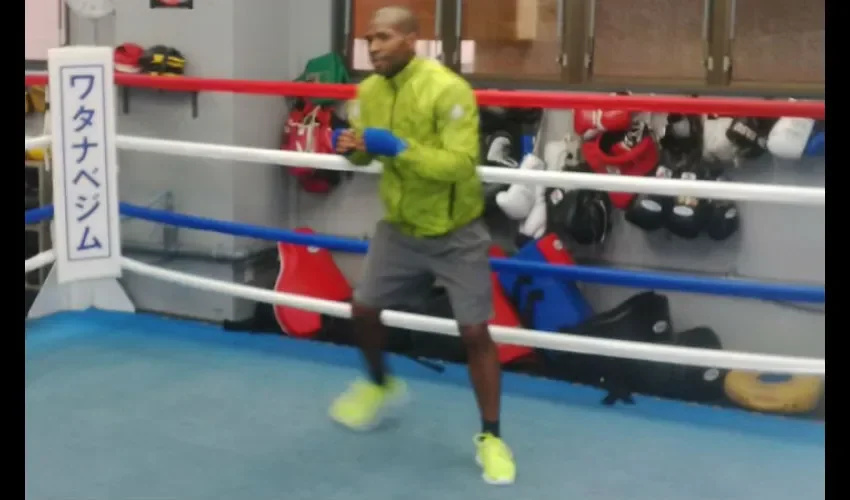 Jezreel "El Invisible" Corrales realiza ejercicios de soltura dentro del ring. Fotos: Cortesía