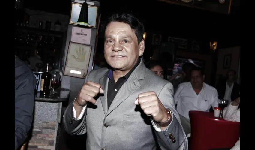 Roberto "Mano de Piedra" Durán cuando fue presentado en la ceremonia de pesaje oficial de la función que encabezan Manny Pacquiao y Timothy Bradley. 