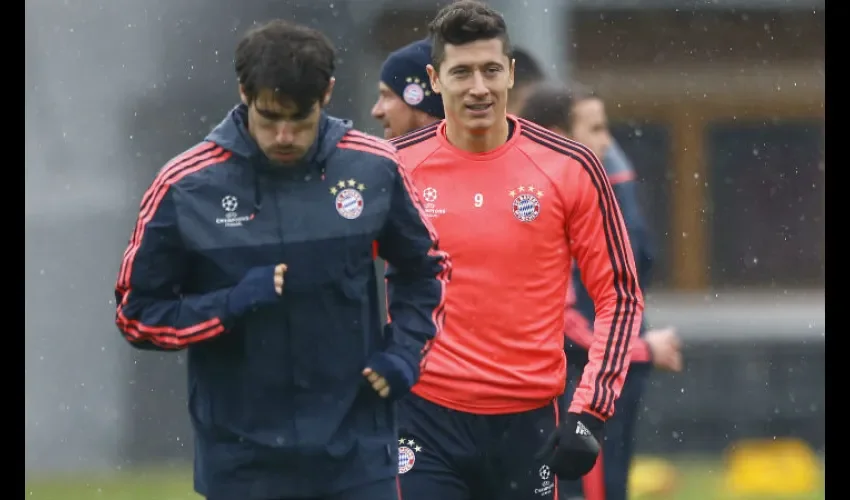 Javi Martínez (izq.) y su compañero de equipo, Robert Lewandowski. Foto: EFE