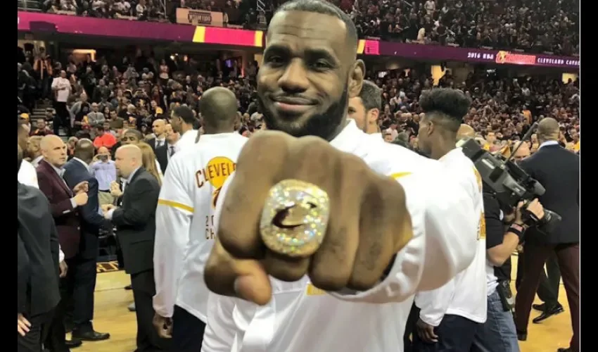 LeBron James lideró el triunfo de los Cavaliers. 