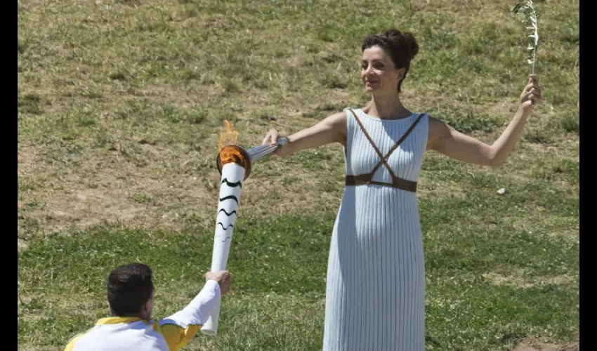 La actriz Katerina Lehú encendió la llama durante la ceremonia. Foto: AP