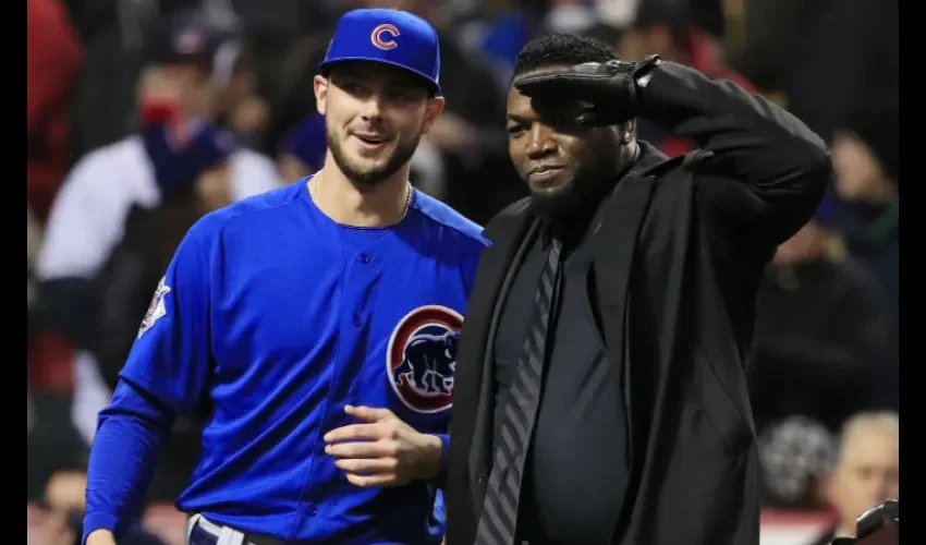 David Ortiz (der.) es felicitado por sus compañeros. Foto: EFE