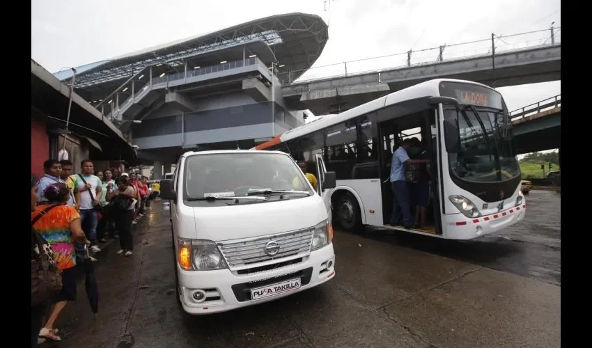 Los transportistas de Trans Q S.A. explicaron que tres vueltas en la mañana y tres en la tarde, cada una les deja un promedio de $21.00. Además pagan $20 de zarpe, $40 en gasolina y $30 al secretario.