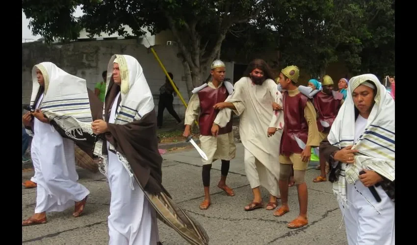 Aquí, los malos de la película, los sumos sacerdotes, pero solo era por la representación.  Cornelio Moreno 