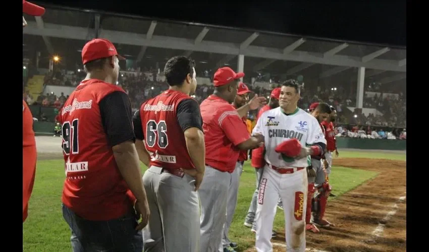 Freddy Herrera saluda a los jugadores coclesanos durante su vuelta olímpica.  Cortesía Pandeportes