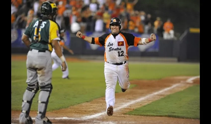 El santeño Carlos "Trompo" Muñoz  es uno de los mejores bateadores en la historia  de la categoría mayor. 