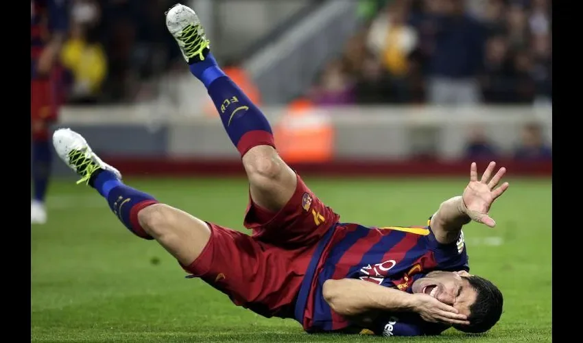Luis Suárez, delantero uruguayo del FC Barcelona, se queja en el suelo después de recibir un codazo del central madridista, el portugués Pepe. EFE