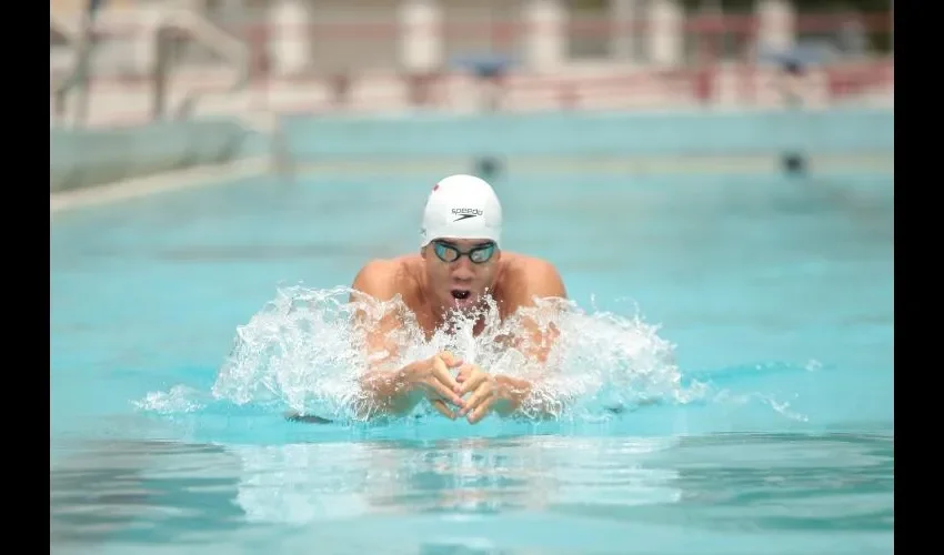 Crespo fue superado por el sudafricano.  Cameron Van Der Burgh y el lituano Giedrius Titenis, en Suecia. Cortesía Edgar Crespo
