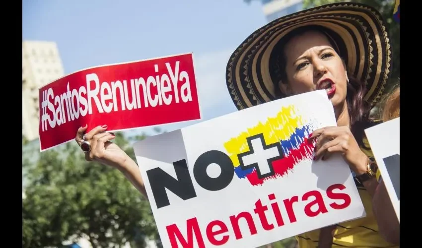Una colombiana en Houston, protesta contra Santos.