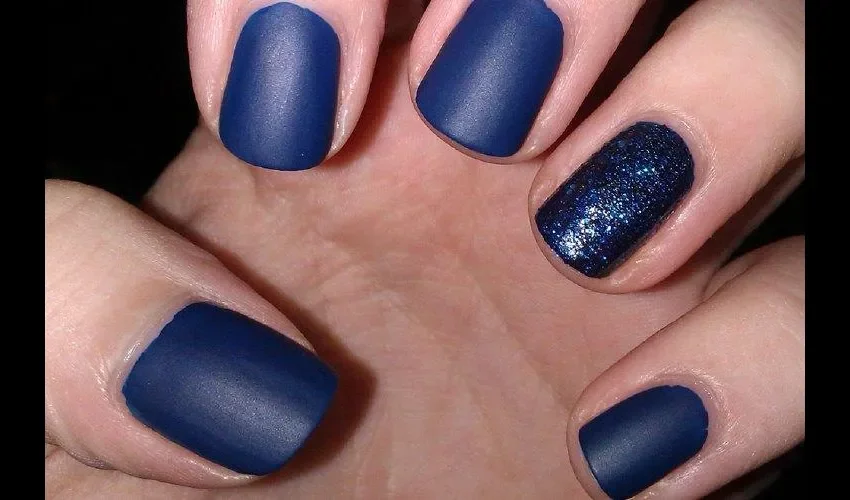 Un color mate que te favorezca, y deja la punta de tus uñas brillante. Manos de reina.