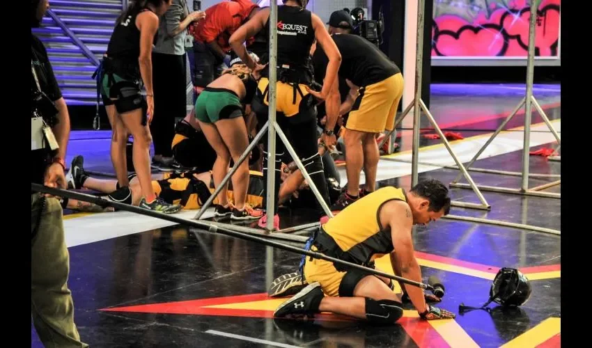 Luis Casís Al finalizar el "show", el presentador de Telemetro se quedó en "jaque mate", agarrando aire, tirado en el piso por varios minutos.