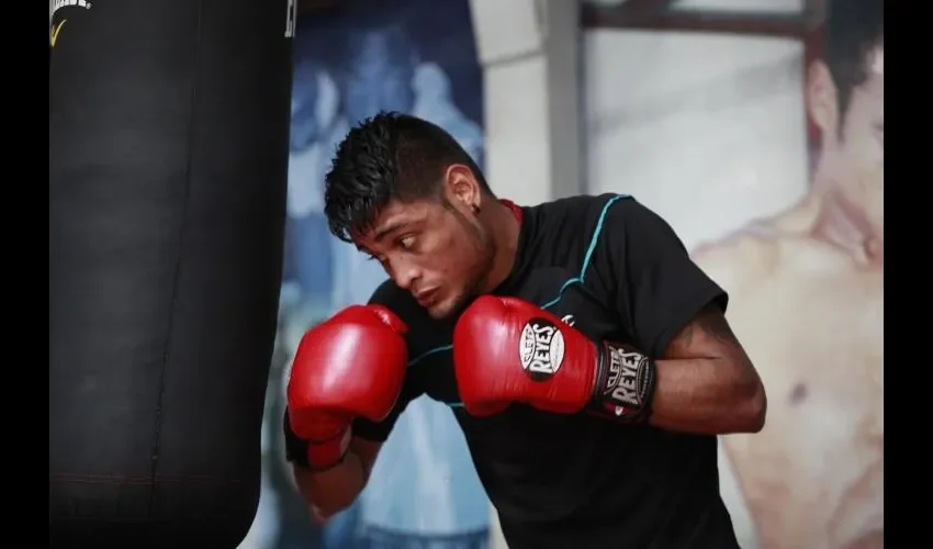 John "El Emperador" Rentería se mantiene entrenando en el gimnasio Pedro "Rockero" Alcázar de Curundú.  Anayansi Gamez