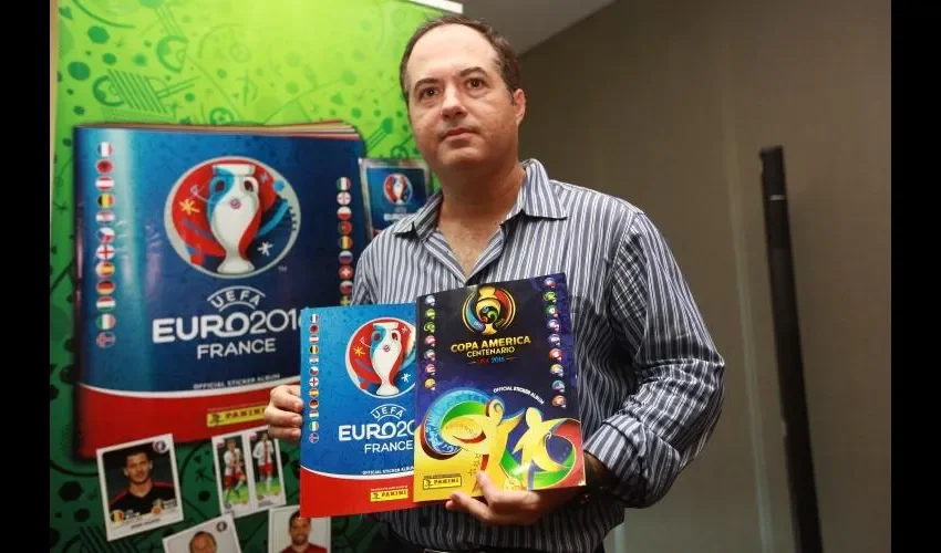 Kell Arosemena, gerente de la marca Panini, muestra los álbumes de figuritas de la Eurocopa de Francia y la Copa América Centenario. Anayansi Gamez