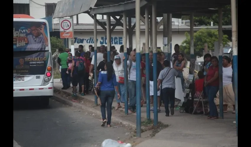 Los usuarios fueron los más afectados  con la paralización de los busitos alternativos. Fotos: Roberto Barrios