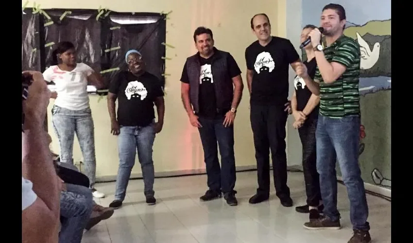 El elenco de la película la acompañó.