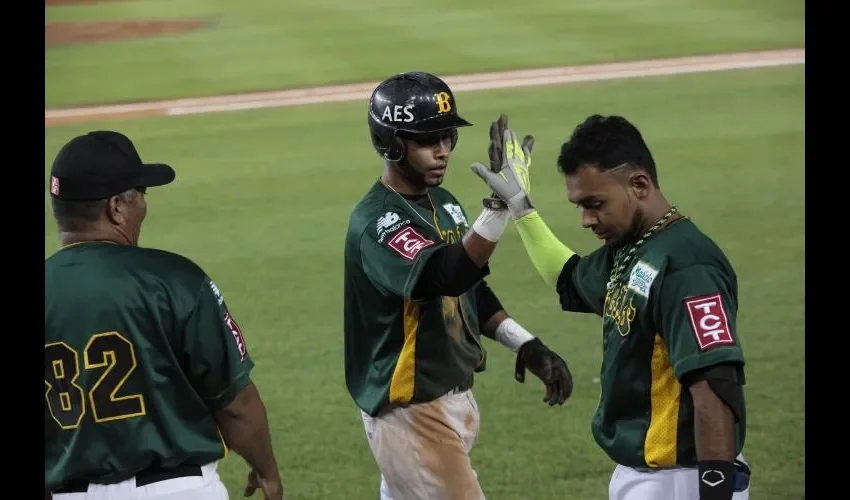 Valentino Arce (c) es el líder de bateo del torneo, con promedio de .523 Anayansi Gamez