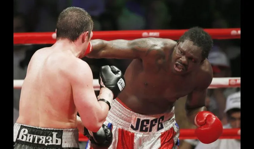 Guillermo Jones (dcha.) peleó por última vez en noviembre de 2015.  Archivo