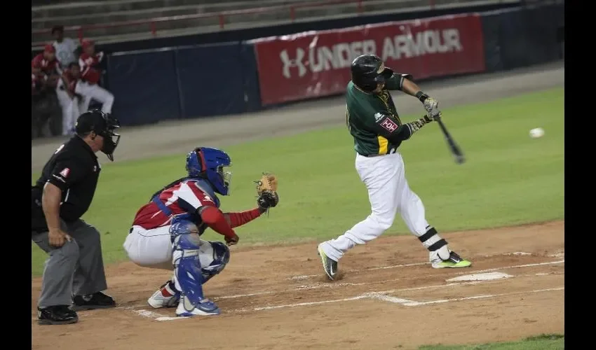 Sergio Araúz bateó el lunes, en la noche de los 600 imparables, de 4-2, un doble y una carrera empujada.