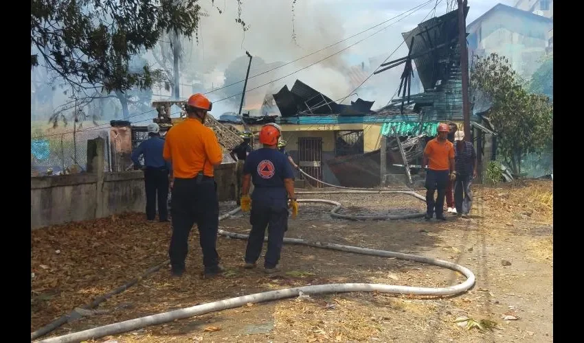 Dos viviendas de mampostería quedaron convertidas en escombros por el incendio, no se salvó nada. Fotos: Jesús Simmons