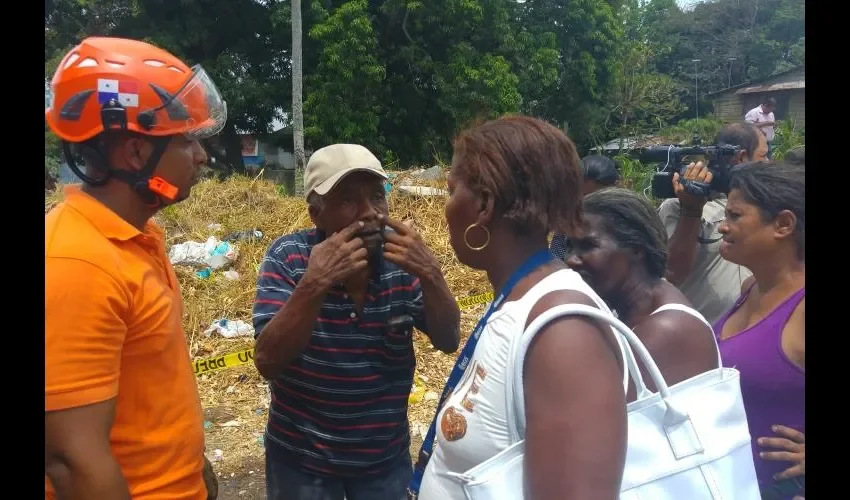 Personas quedaron damnificadas por el incendio que redujo las dos casas a escombros.
