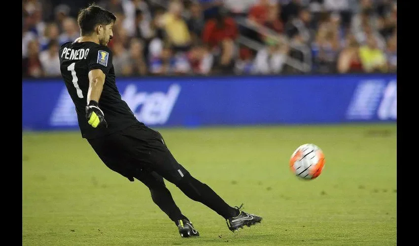 El arquero panameño Jaime Penedo busca conquistar su primer título con el Deportivo Saprissa. Grupo Epasa