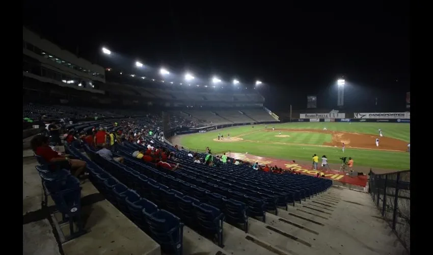 En el estadio nacional Rod Carew, la ausencia del fanático es notable. Anayansi Gamez
