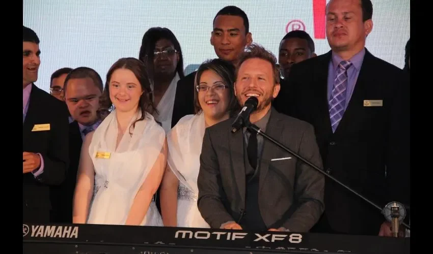 Noel cantó junto a todos los deportistas en tarima.