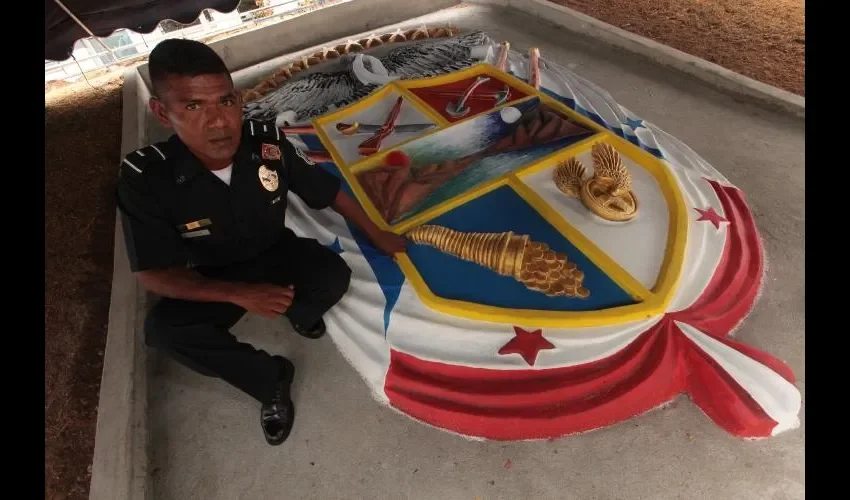 Rubén  Vega Pérez es el escultor empírico de la UFEC. Está junto al escudo que hizo   FOTO: ROBERTO BARRIOS