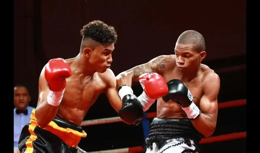 El púgil capitalino Jaime Arboleda (dcha.) conecta al veragüense José Forero. 