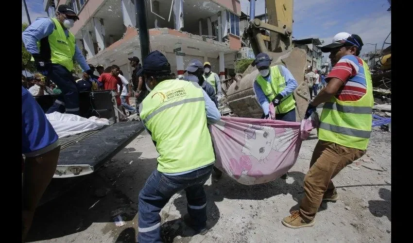 Muchas de las viviendas destruidas eran de ladrillo y cemento barato. AP