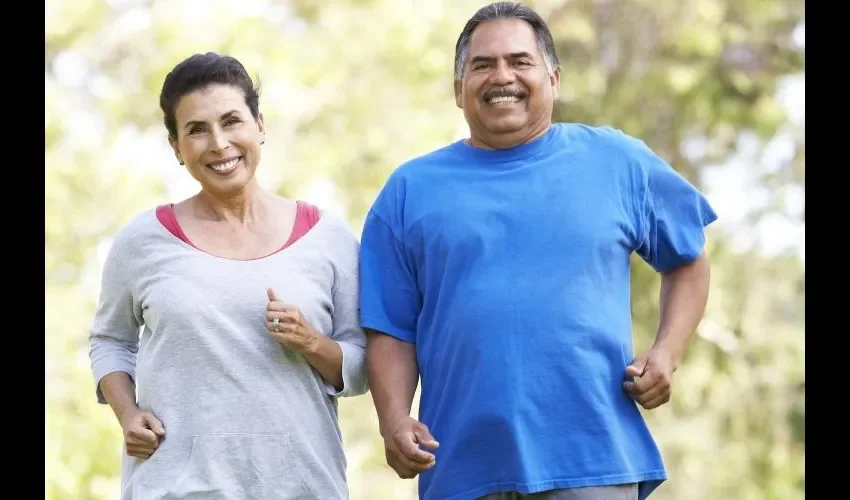 Se trata de un padecimiento crónico provocado por la degeneración y muerte progresiva de las neuronas encargadas de producir dopamina, sustancia química que cumple funciones importantes en el sistema nervioso central.