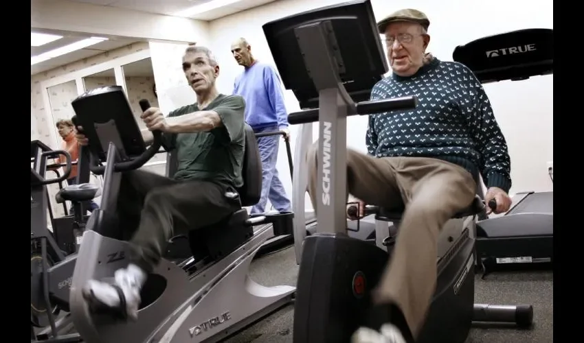 La diferencia entre las cirugías que se realizaban anteriormente y  la estimulación cerebral profunda es que esta no daña el tejido cerebral sano y eso es importante. Los temblores y la agitación usualmente comienzan en los miembros -piernas, manos y brazos- y pueden llegar a la boca, los labios, la barbilla y los dedos. El frotar los dedos índice y pulgar como si contaran monedas es un movimiento típico de la enfermedad de Parkinson.  